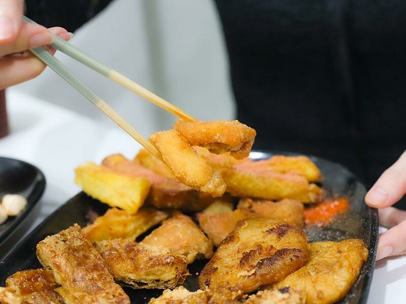 湖口雞排新選擇，下午茶宵夜都滿足！維縈家鄉碳烤雞排加泡菜超解膩