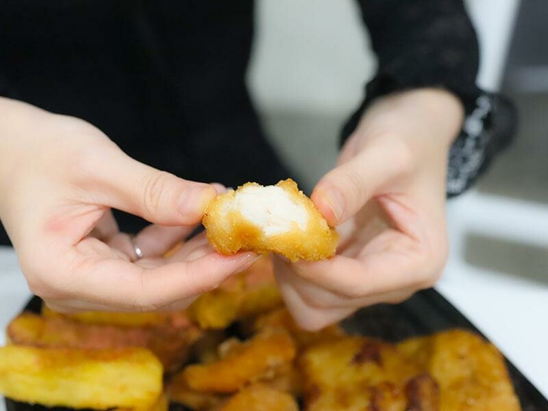 湖口雞排新選擇，下午茶宵夜都滿足！維縈家鄉碳烤雞排加泡菜超解膩