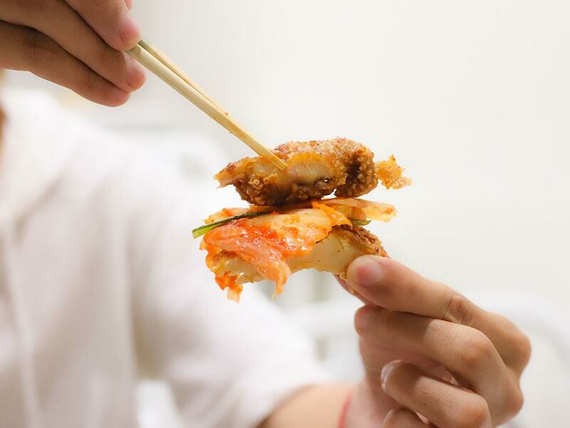 湖口雞排新選擇，下午茶宵夜都滿足！維縈家鄉碳烤雞排加泡菜超解膩