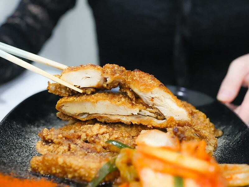 湖口雞排新選擇，下午茶宵夜都滿足！維縈家鄉碳烤雞排加泡菜超解膩