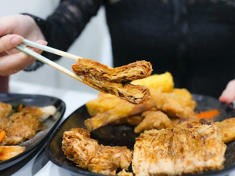 湖口雞排新選擇，下午茶宵夜都滿足！維縈家鄉碳烤雞排加泡菜超解膩