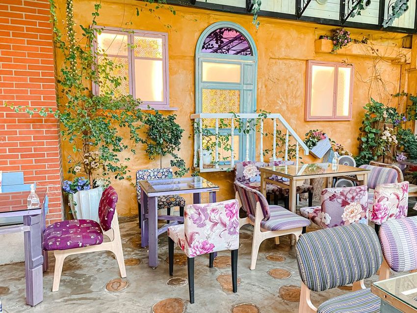 D.G. Hotel %26; Cafe_LOGO (4).jpg