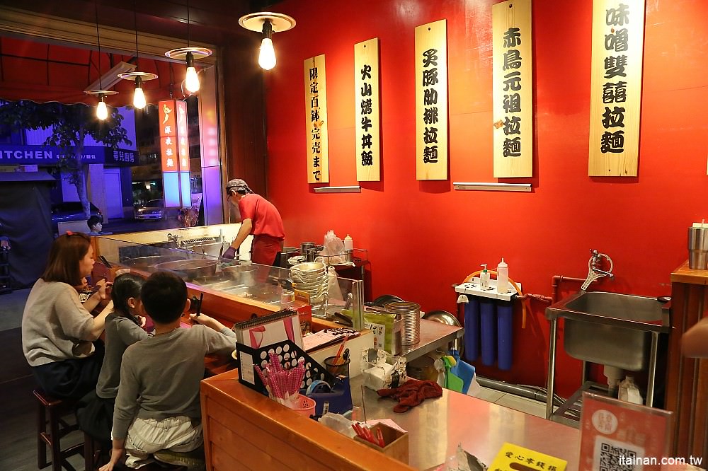 台南美食|赤鳥深夜炙燒拉麵-安平店:日韓創意混搭風,百來元就能吃到的炙燒豚肋排平價拉麵! - 台南好Food遊