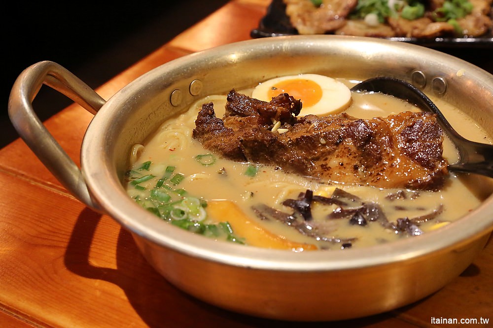 台南美食|赤鳥深夜炙燒拉麵-安平店:日韓創意混搭風,百來元就能吃到的炙燒豚肋排平價拉麵! - 台南好Food遊