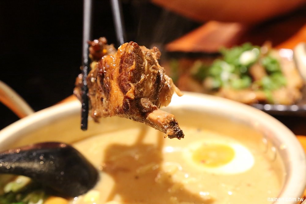 台南美食|赤鳥深夜炙燒拉麵-安平店:日韓創意混搭風,百來元就能吃到的炙燒豚肋排平價拉麵! - 台南好Food遊