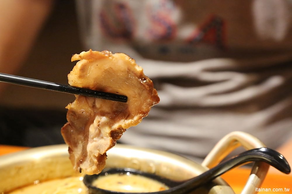 台南美食|赤鳥深夜炙燒拉麵-安平店:日韓創意混搭風,百來元就能吃到的炙燒豚肋排平價拉麵! - 台南好Food遊