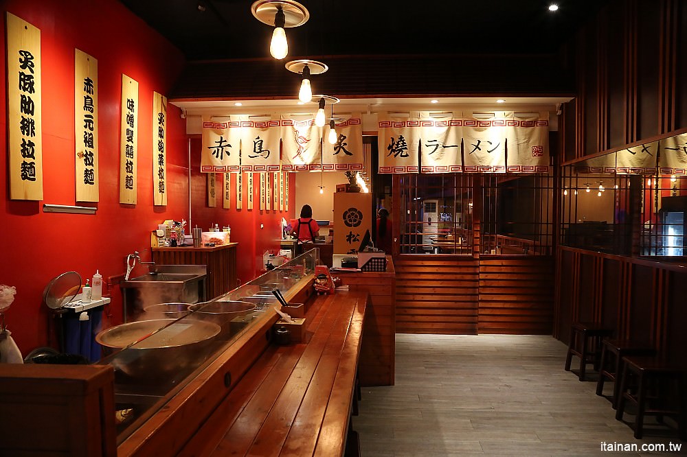 台南美食|赤鳥深夜炙燒拉麵-安平店:日韓創意混搭風,百來元就能吃到的炙燒豚肋排平價拉麵! - 台南好Food遊