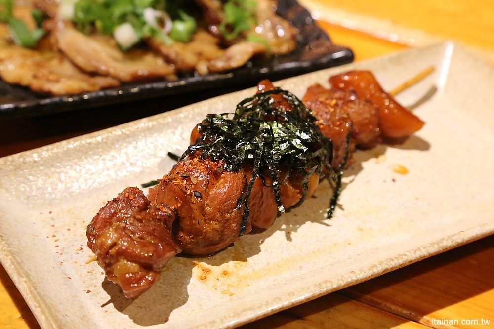 台南美食|赤鳥深夜炙燒拉麵-安平店:日韓創意混搭風,百來元就能吃到的炙燒豚肋排平價拉麵! - 台南好Food遊