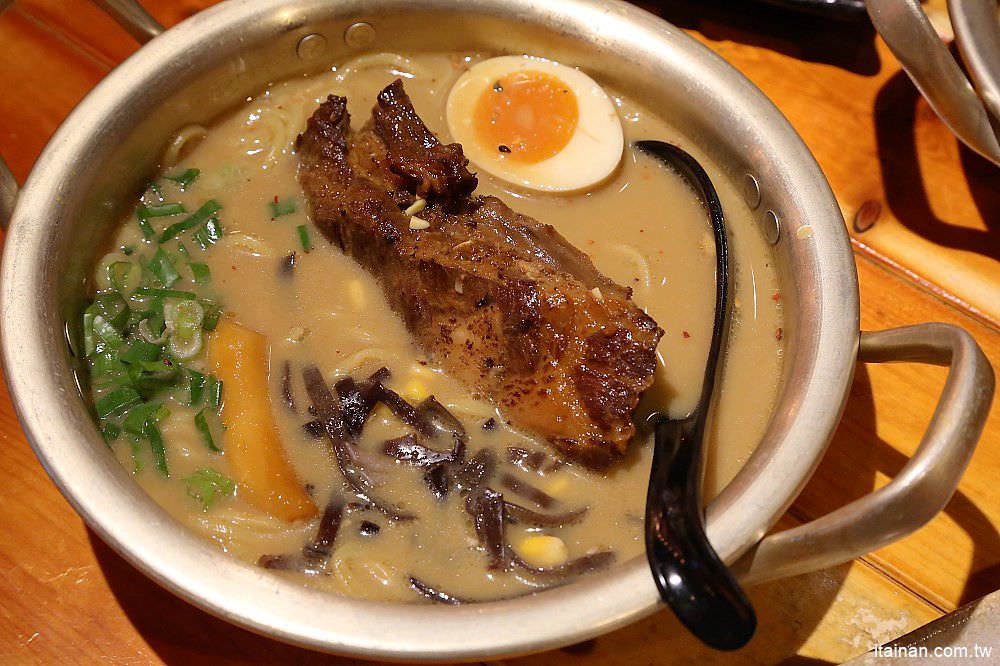 台南美食|赤鳥深夜炙燒拉麵-安平店:日韓創意混搭風,百來元就能吃到的炙燒豚肋排平價拉麵! - 台南好Food遊