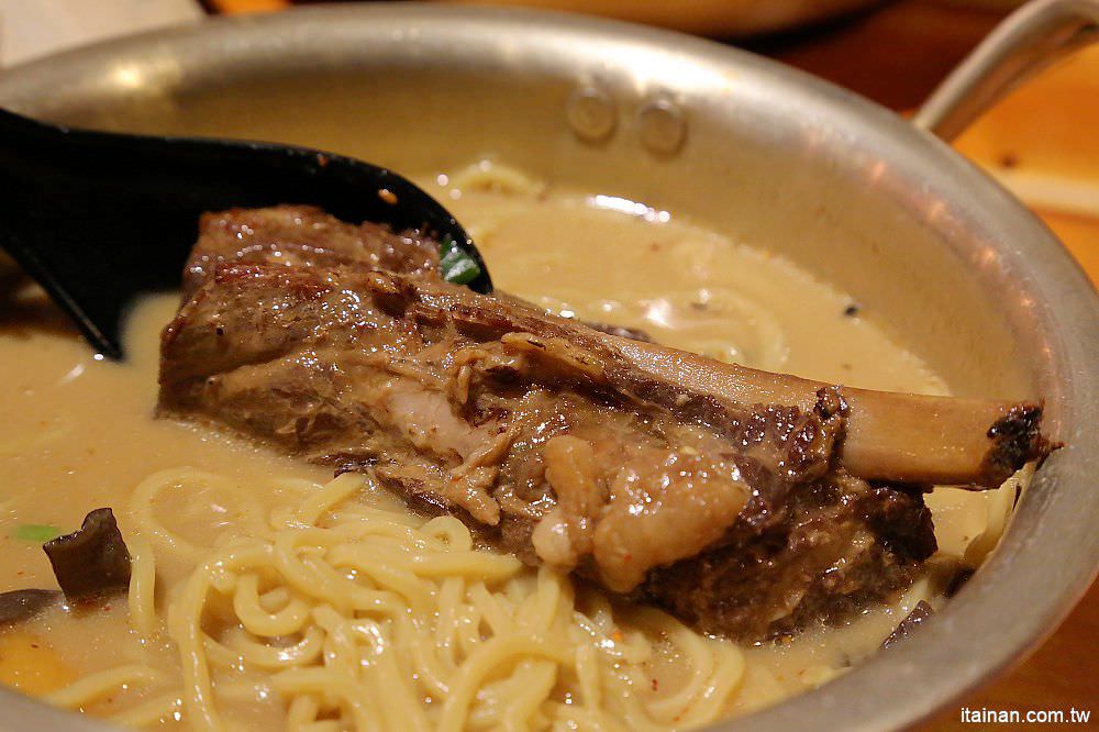 台南美食|赤鳥深夜炙燒拉麵-安平店:日韓創意混搭風,百來元就能吃到的炙燒豚肋排平價拉麵! - 台南好Food遊