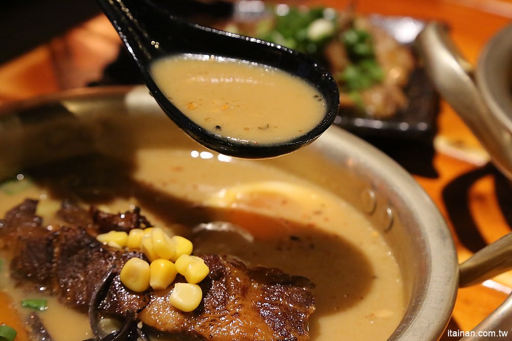 台南美食|赤鳥深夜炙燒拉麵-安平店:日韓創意混搭風,百來元就能吃到的炙燒豚肋排平價拉麵! - 台南好Food遊