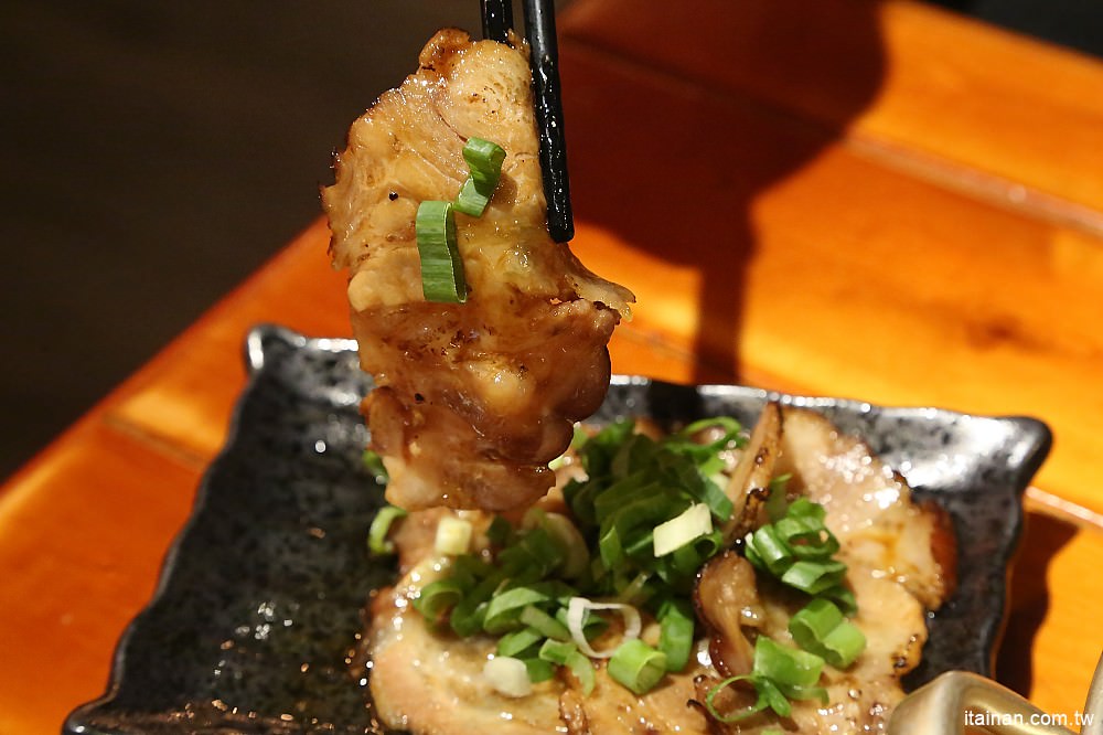 台南美食|赤鳥深夜炙燒拉麵-安平店:日韓創意混搭風,百來元就能吃到的炙燒豚肋排平價拉麵! - 台南好Food遊