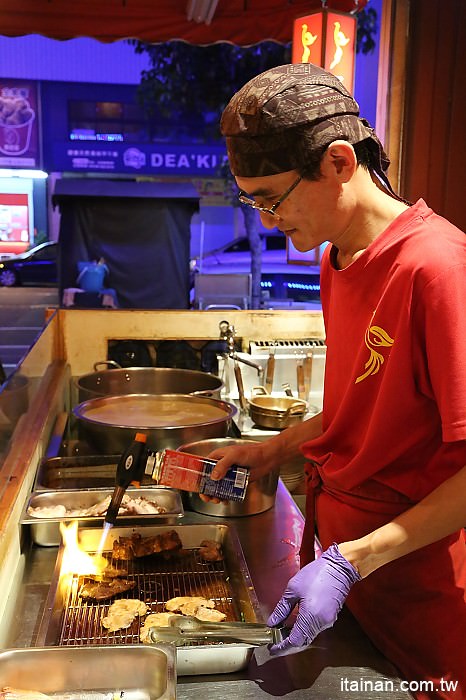 台南美食|赤鳥深夜炙燒拉麵-安平店:日韓創意混搭風,百來元就能吃到的炙燒豚肋排平價拉麵! - 台南好Food遊