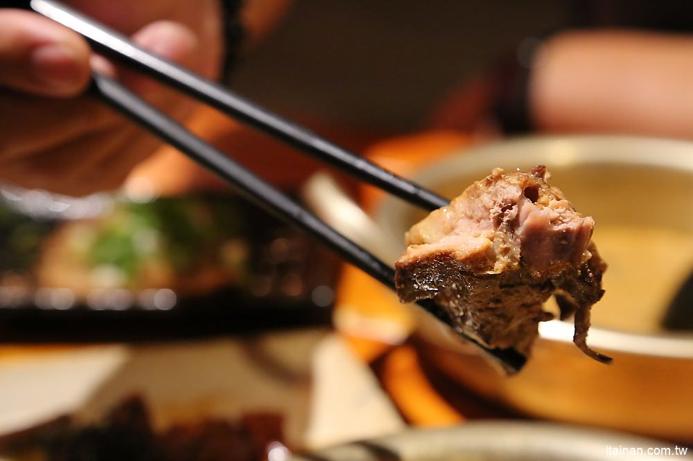 台南美食|赤鳥深夜炙燒拉麵-安平店:日韓創意混搭風,百來元就能吃到的炙燒豚肋排平價拉麵! - 台南好Food遊