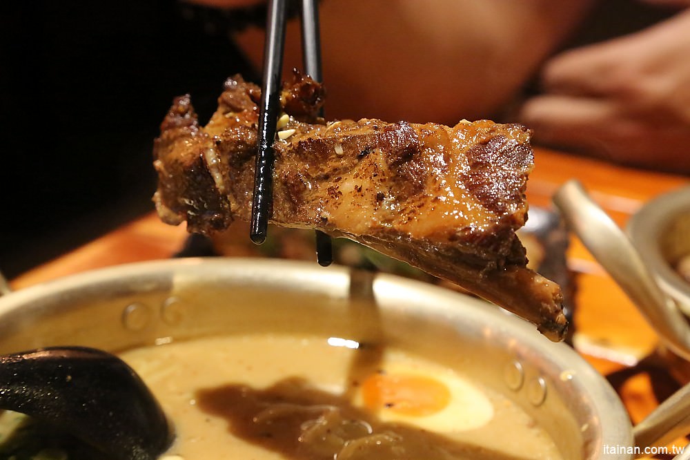 台南美食|赤鳥深夜炙燒拉麵-安平店:日韓創意混搭風,百來元就能吃到的炙燒豚肋排平價拉麵! - 台南好Food遊