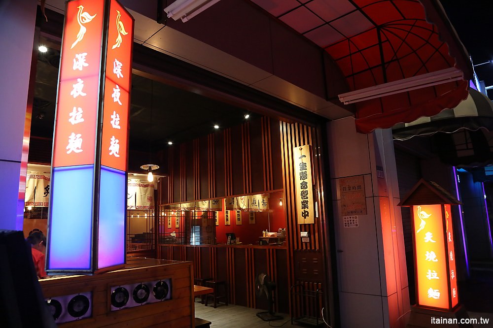 台南美食|赤鳥深夜炙燒拉麵-安平店:日韓創意混搭風,百來元就能吃到的炙燒豚肋排平價拉麵! - 台南好Food遊