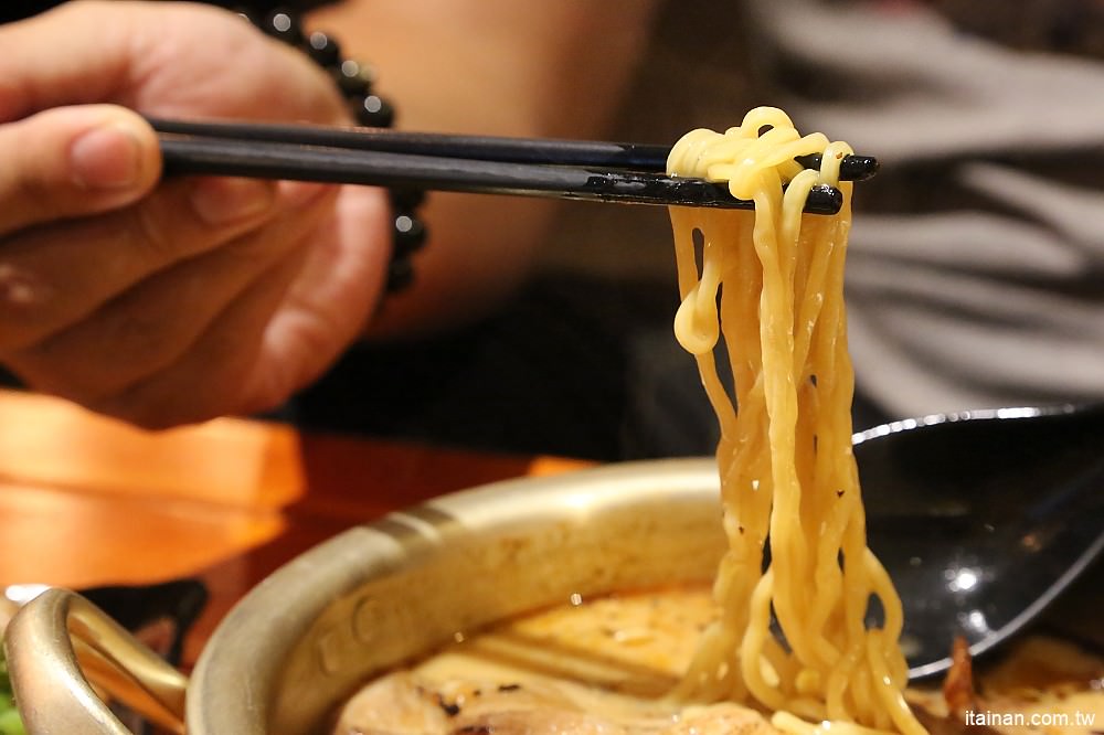 台南美食|赤鳥深夜炙燒拉麵-安平店:日韓創意混搭風,百來元就能吃到的炙燒豚肋排平價拉麵! - 台南好Food遊