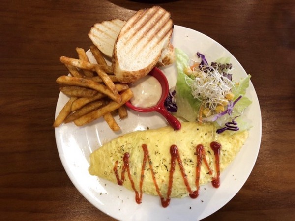 慢慢空間 mummum：【偽グルメ】宜蘭羅東|慢慢空間MUMMUM早午餐，粉紅大怪物