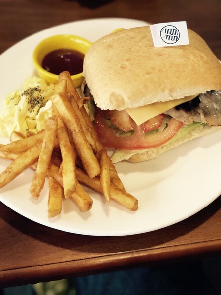 慢慢空間 mummum：【偽グルメ】宜蘭羅東|慢慢空間MUMMUM早午餐，粉紅大怪物