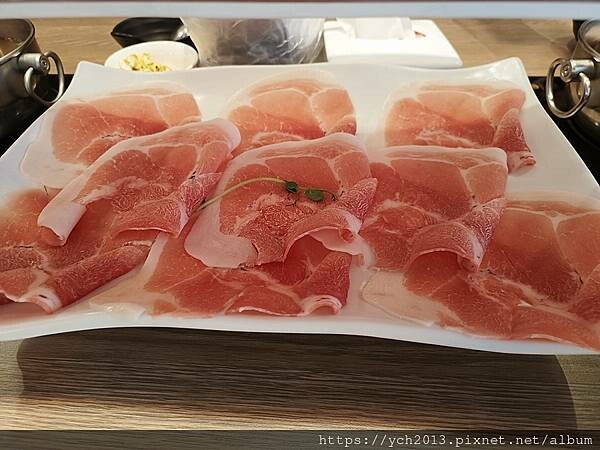 肉老大頂級肉品涮涮鍋 中山錦西店/在民權西路站與雙連站之間,