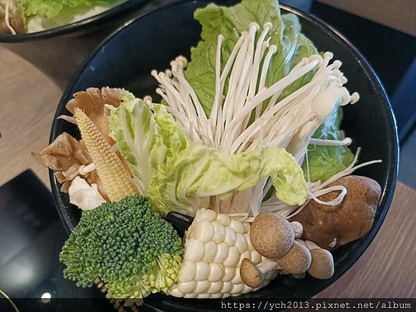 肉老大頂級肉品涮涮鍋 中山錦西店/在民權西路站與雙連站之間,