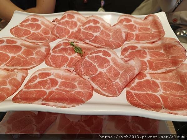 肉老大頂級肉品涮涮鍋 中山錦西店/在民權西路站與雙連站之間,