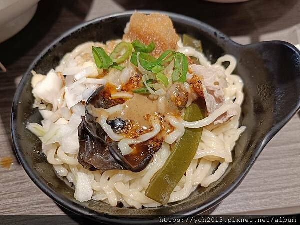 肉老大頂級肉品涮涮鍋 中山錦西店/在民權西路站與雙連站之間,