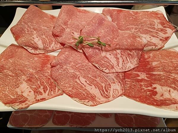 肉老大頂級肉品涮涮鍋 中山錦西店/在民權西路站與雙連站之間,