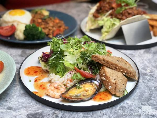 N.N. Thai Thai：台中美食│N.N. Thai Thai〃東海商圈泰式料理推薦!!文青好拍，餐點也好好吃，讓人一訪再訪~