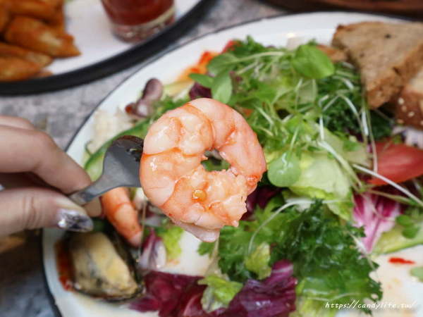 N.N. Thai Thai：台中美食│N.N. Thai Thai〃東海商圈泰式料理推薦!!文青好拍，餐點也好好吃，讓人一訪再訪~