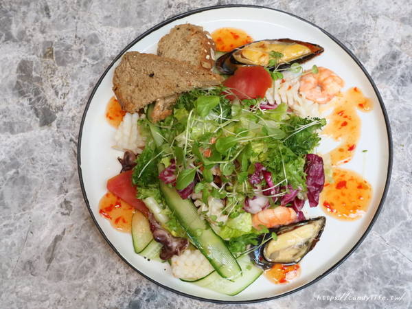 N.N. Thai Thai：台中美食│N.N. Thai Thai〃東海商圈泰式料理推薦!!文青好拍，餐點也好好吃，讓人一訪再訪~