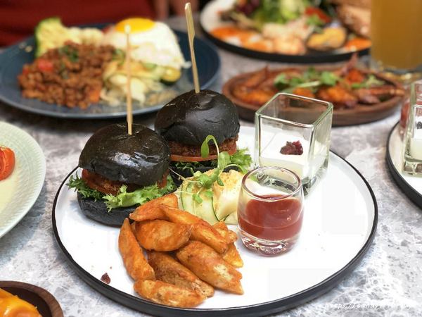 N.N. Thai Thai：台中美食│N.N. Thai Thai〃東海商圈泰式料理推薦!!文青好拍，餐點也好好吃，讓人一訪再訪~