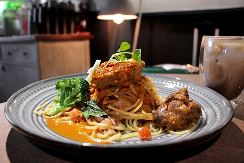 台中東海商圈，N.N. Thai Thai 巷弄裡的泰式風味餐館。 - 微笑Joe幸運