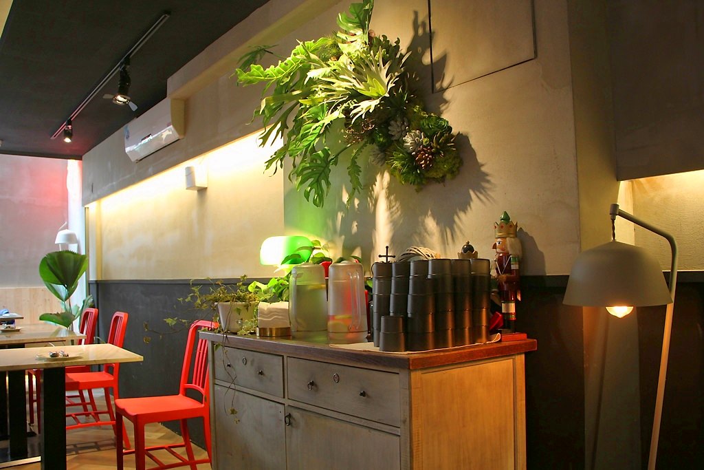 台中東海商圈，N.N. Thai Thai 巷弄裡的泰式風味餐館。 - 微笑Joe幸運