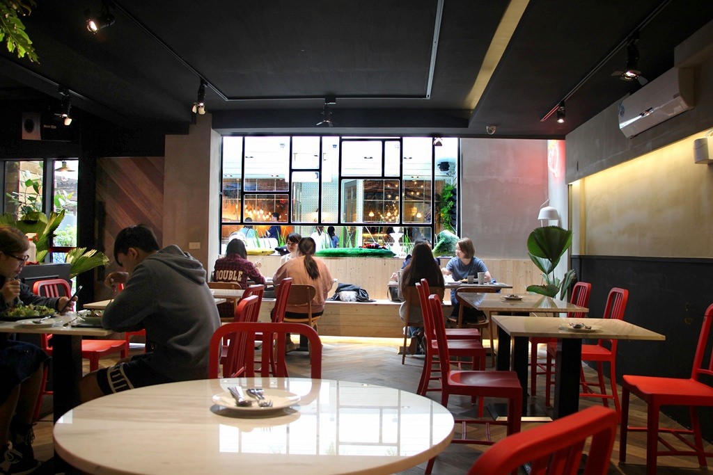 台中東海商圈，N.N. Thai Thai 巷弄裡的泰式風味餐館。 - 微笑Joe幸運