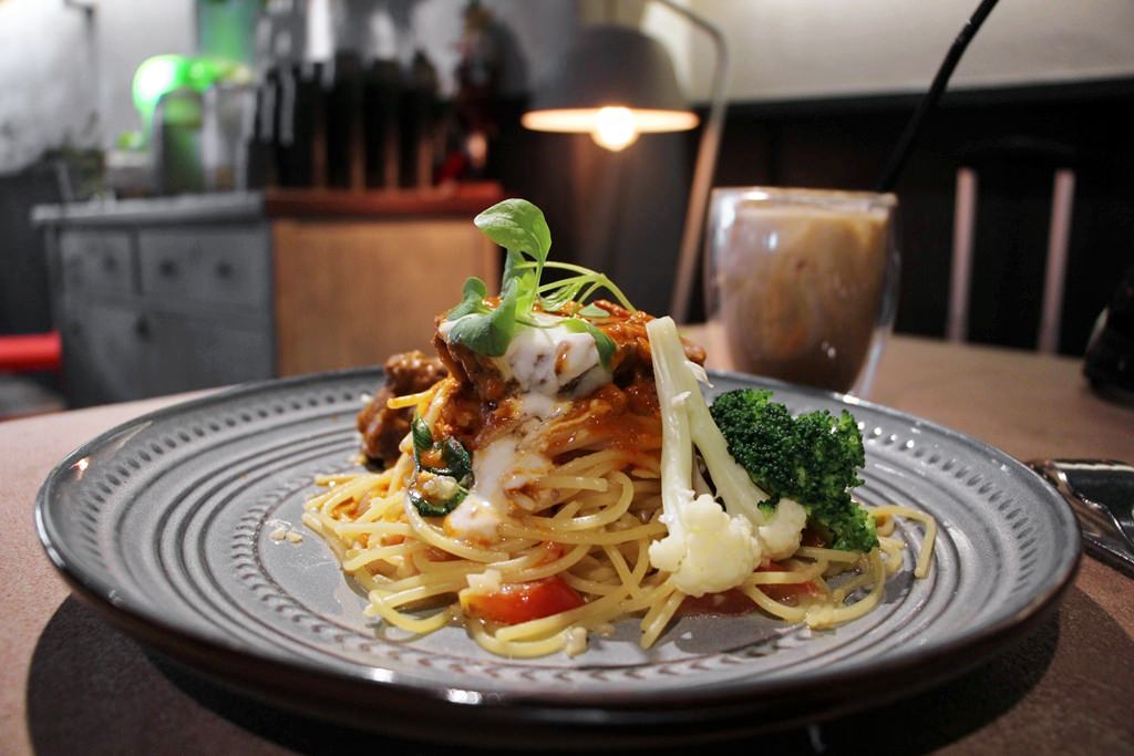 台中東海商圈，N.N. Thai Thai 巷弄裡的泰式風味餐館。 - 微笑Joe幸運