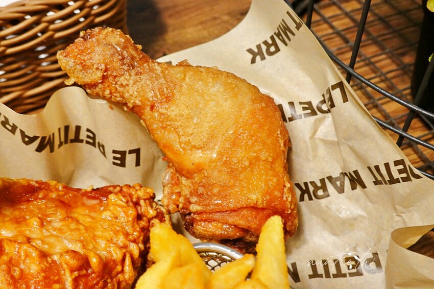 【新北】金山｜小瑪克手工披薩專賣店，燙得要死的薄皮炸雞是王道，厚厚起司Pizza也好吃