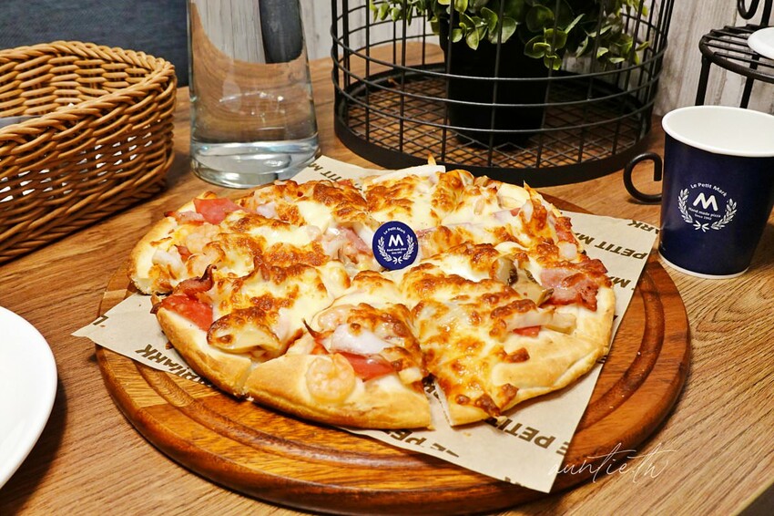 【新北】金山｜小瑪克手工披薩專賣店，燙得要死的薄皮炸雞是王道，厚厚起司Pizza也好吃