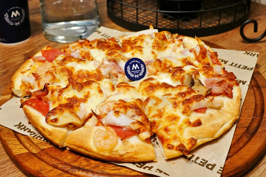 【新北】金山｜小瑪克手工披薩專賣店，燙得要死的薄皮炸雞是王道，厚厚起司Pizza也好吃