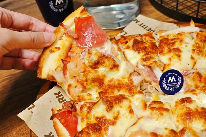 【新北】金山｜小瑪克手工披薩專賣店，燙得要死的薄皮炸雞是王道，厚厚起司Pizza也好吃