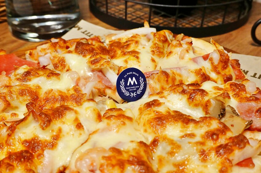 【新北】金山｜小瑪克手工披薩專賣店，燙得要死的薄皮炸雞是王道，厚厚起司Pizza也好吃