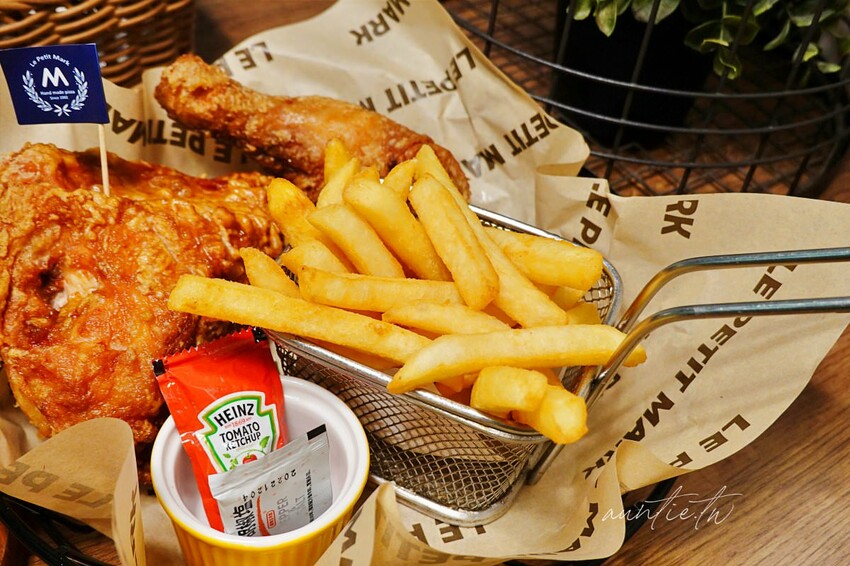 【新北】金山｜小瑪克手工披薩專賣店，燙得要死的薄皮炸雞是王道，厚厚起司Pizza也好吃