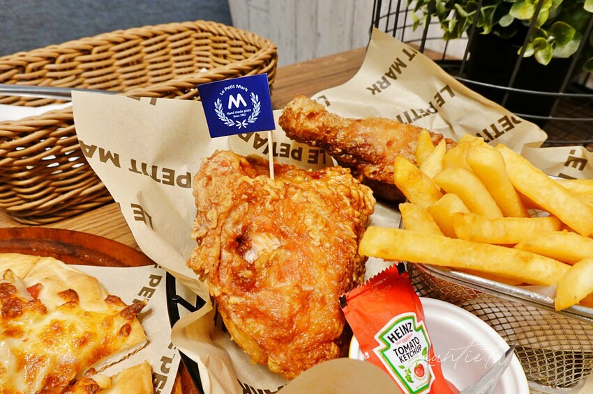 【新北】金山｜小瑪克手工披薩專賣店，燙得要死的薄皮炸雞是王道，厚厚起司Pizza也好吃