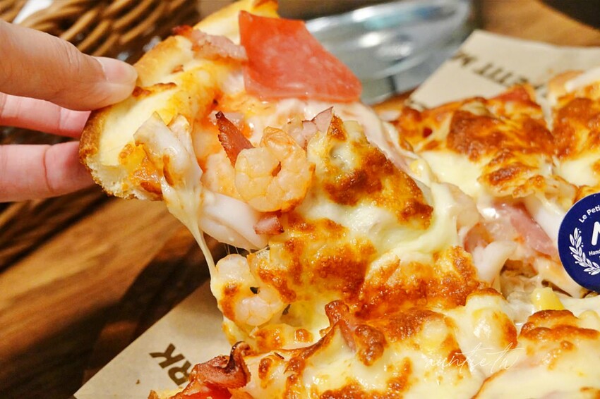 【新北】金山｜小瑪克手工披薩專賣店，燙得要死的薄皮炸雞是王道，厚厚起司Pizza也好吃