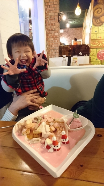 Lovely童話花園(花園店)：高雄~Lovely童話花園~創意義式料理~充滿童趣的大野狼與小紅帽~夢幻少女系甜點~熱戀草莓甜心蜜糖吐司~