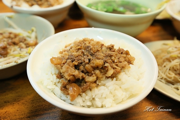 蔡三毛豬血攤:【台南美食】古早味銅板美食!來一碗肥瘦任選的肉燥飯吧:蔡三毛豬血攤