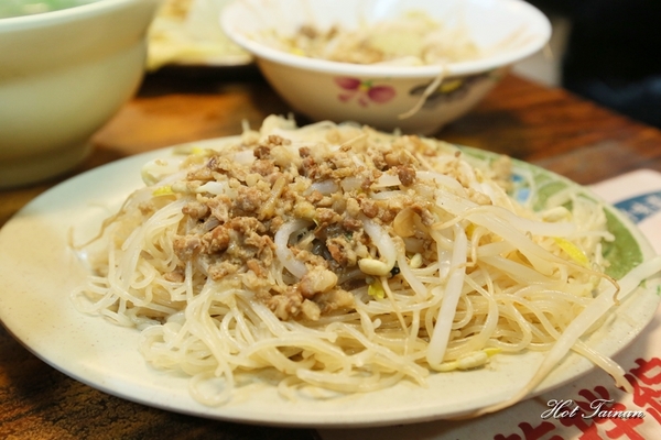 蔡三毛豬血攤:【台南美食】古早味銅板美食!來一碗肥瘦任選的肉燥飯吧:蔡三毛豬血攤