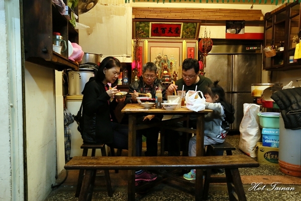 蔡三毛豬血攤:【台南美食】古早味銅板美食!來一碗肥瘦任選的肉燥飯吧:蔡三毛豬血攤