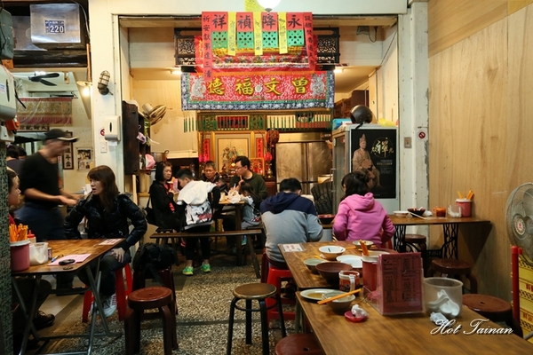 蔡三毛豬血攤:【台南美食】古早味銅板美食!來一碗肥瘦任選的肉燥飯吧:蔡三毛豬血攤