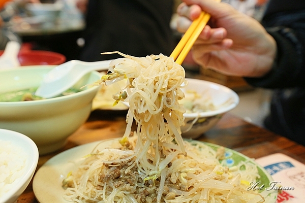 蔡三毛豬血攤:【台南美食】古早味銅板美食!來一碗肥瘦任選的肉燥飯吧:蔡三毛豬血攤
